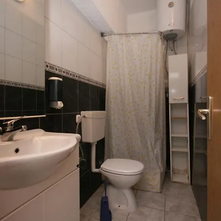 Apartment With A Parking Space Pirovac, Sibenik - 6246 *